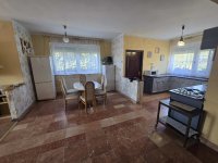 Eladó családi ház, Balatonfenyvesen 186.99 M Ft, 8 szobás