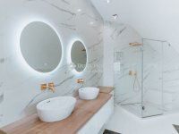 Eladó családi ház, Velencén 339 M Ft, 9 szobás