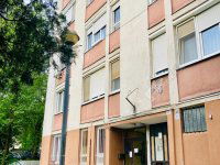 Eladó téglalakás