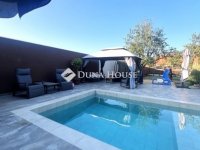 Eladó családi ház, Pécsett 129.9 M Ft, 6 szobás