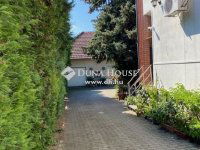 Eladó családi ház, Pécsett 388 M Ft, 6 szobás