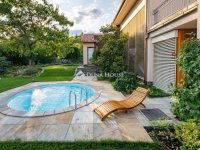 Eladó családi ház, Pécsett 460 M Ft, 8 szobás