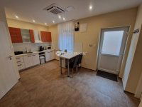 Eladó téglalakás, Baján 180 M Ft, 9+4 szobás