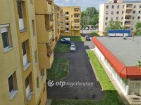 Eladó panellakás, Pápán 37.5 M Ft, 1+3 szobás