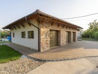 Eladó családi ház, Besnyőn 199.99 M Ft, 8 szobás