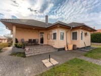 Eladó családi ház, Pétfürdőn 139.9 M Ft, 3 szobás