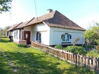 Eladó családi ház, Ajkán 22.5 M Ft, 3 szobás