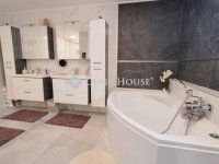 Eladó családi ház, Mohácson 134.9 M Ft, 9 szobás