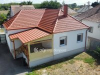 Eladó családi ház, Pápán 49.9 M Ft, 2 szobás