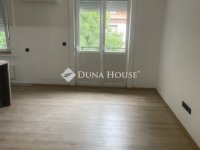 Eladó panellakás, Pécsett 64.99 M Ft, 3 szobás