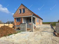 Eladó családi ház, Zsirán 153.5 M Ft, 4 szobás