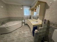 Eladó családi ház, XV. kerületben 200 M Ft, 7 szobás