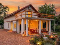 Eladó családi ház, Siófokon 173 M Ft, 8 szobás