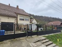 Eladó családi ház, Pécsett 64.99 M Ft, 3 szobás