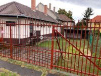 Eladó üzlethelyiség