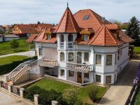 Eladó családi ház, Hévízen 269.709 M Ft, 9 szobás