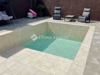 Eladó családi ház, Pécsett 129.9 M Ft, 6 szobás