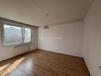 Eladó panellakás, Debrecenben 63.5 M Ft, 3 szobás