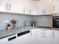 Eladó panellakás, Veszprémben 62.9 M Ft, 3 szobás