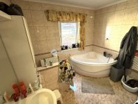 Eladó családi ház, Esztergomban 109.9 M Ft, 4 szobás