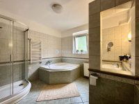 Eladó családi ház, Pécsett 280 M Ft, 9 szobás