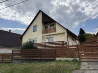 Eladó családi ház, Pécsett 109.9 M Ft, 10 szobás