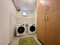 Eladó családi ház, Pécsett 280 M Ft, 9 szobás