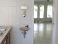 Eladó üzlethelyiség