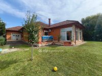 Eladó családi ház, Kápolnásnyéken 159.9 M Ft, 4 szobás