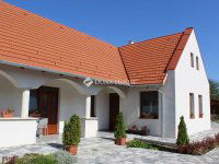 Eladó üzlethelyiség, Ászáron 199 M Ft, 6 szobás