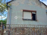 Eladó családi ház, Pécsett 13.5 M Ft, 2 szobás