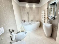 Eladó családi ház, Pécsett 289 M Ft, 4 szobás