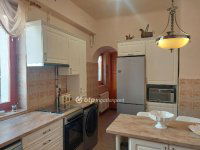 Eladó családi ház, III. kerületben 220 M Ft, 6 szobás