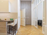 Eladó téglalakás, V. kerületben 319 M Ft, 4 szobás