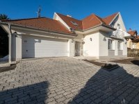 Eladó családi ház, Budaörsön 420 M Ft, 10 szobás