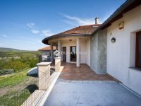 Eladó családi ház, Tinnyén 395 M Ft, 7 szobás
