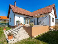 Eladó családi ház, Nagytarcsán 205 M Ft, 4+1 szobás