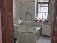 Eladó családi ház, Pécsett 499 M Ft, 1 szobás