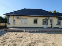Eladó családi ház, Újszászon 47.9 M Ft, 2+3 szobás