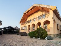 Eladó családi ház, Vecsésen 348 M Ft, 5 szobás