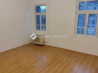 Eladó téglalakás
