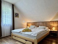 Eladó családi ház, Abaligeten 139 M Ft, 9 szobás