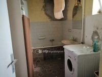 Eladó családi ház, Pécsett 30 M Ft, 1+3 szobás