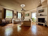 Eladó családi ház, Abaligeten 139 M Ft, 9 szobás