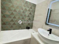 Eladó panellakás, Pécsett 51.9 M Ft, 3 szobás