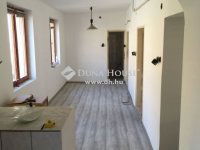 Eladó családi ház, Pécsett 48.5 M Ft, 4 szobás