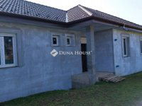 Eladó ikerház, Nagytarcsán 119.9 M Ft, 5 szobás