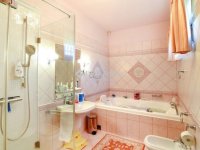 Eladó családi ház, Orosházán 1347.5 M Ft, 10 szobás