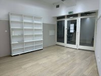Eladó üzlethelyiség, Dunaújvárosban 18 M Ft, 1+1 szobás
