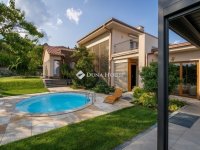 Eladó családi ház, Pécsett 460 M Ft, 8 szobás